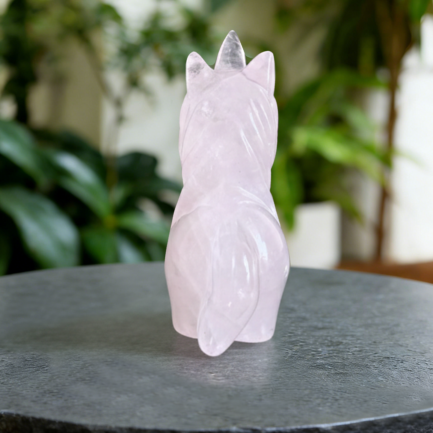 Rosenquarz-Chibi-Einhorn-Skulptur – Handgeschnitzter Naturstein
