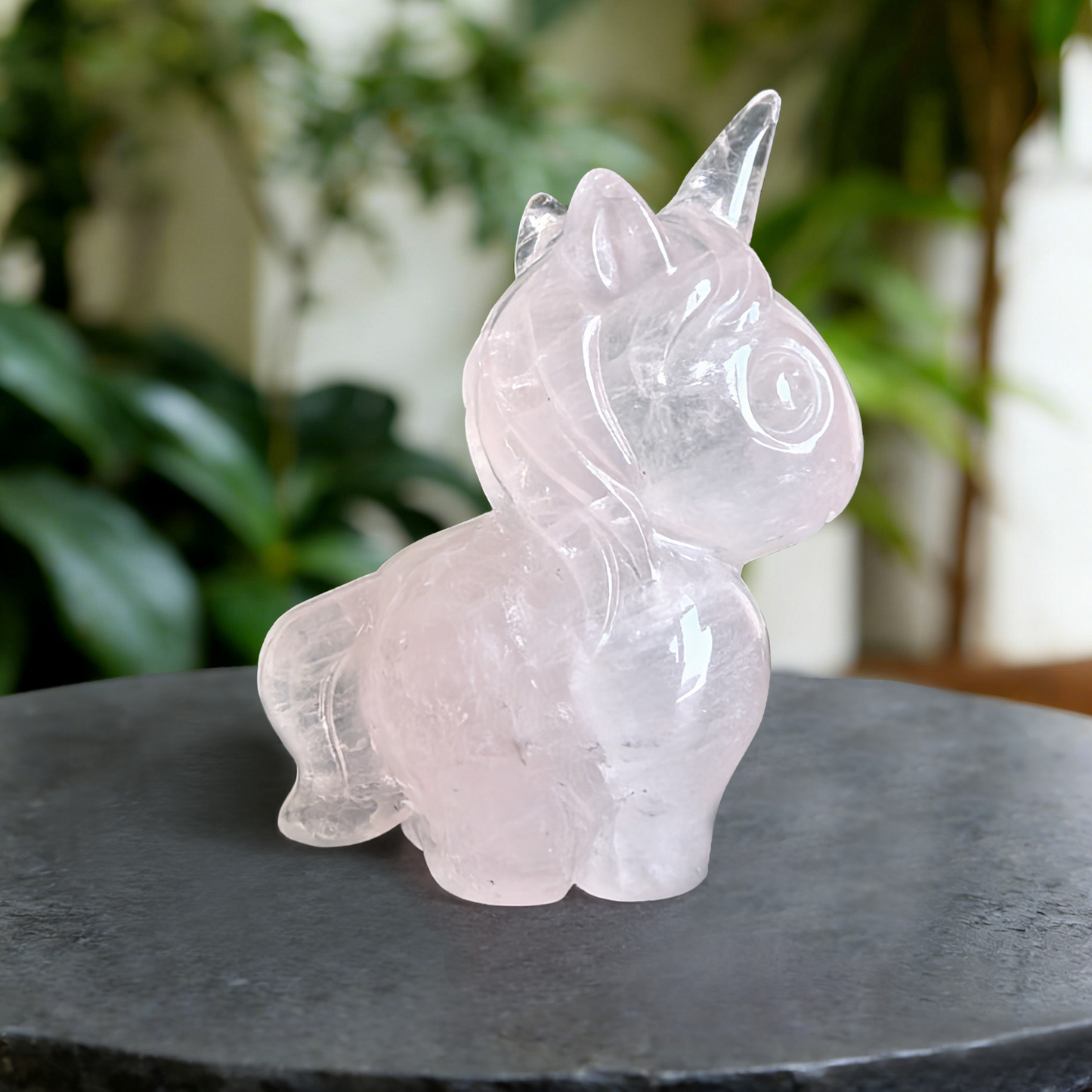 Rosenquarz-Chibi-Einhorn-Skulptur – Handgeschnitzter Naturstein