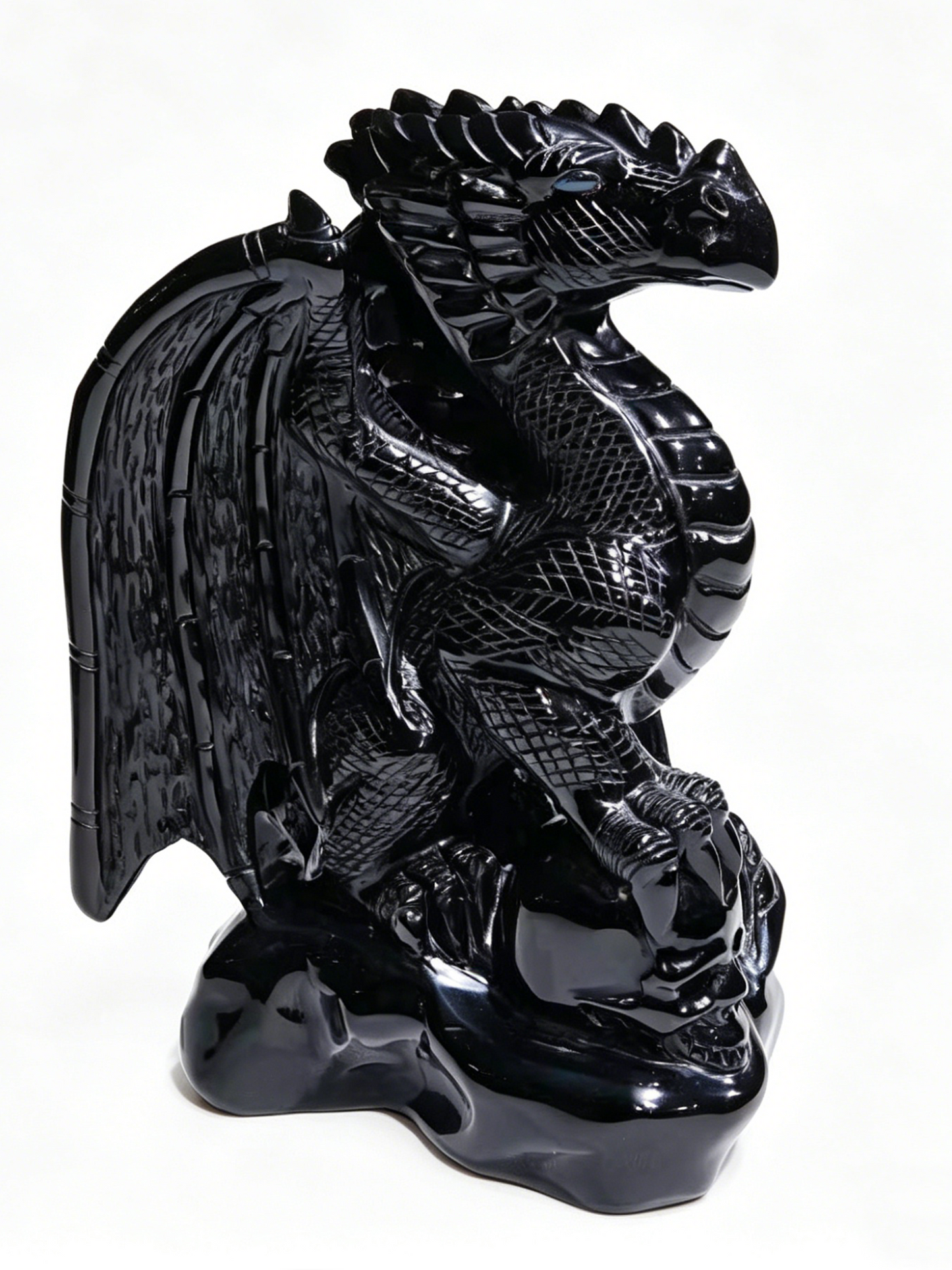 Geflügelter Drache aus Obsidian auf Kristallschädel – Handgeschnitzter Schutzstein