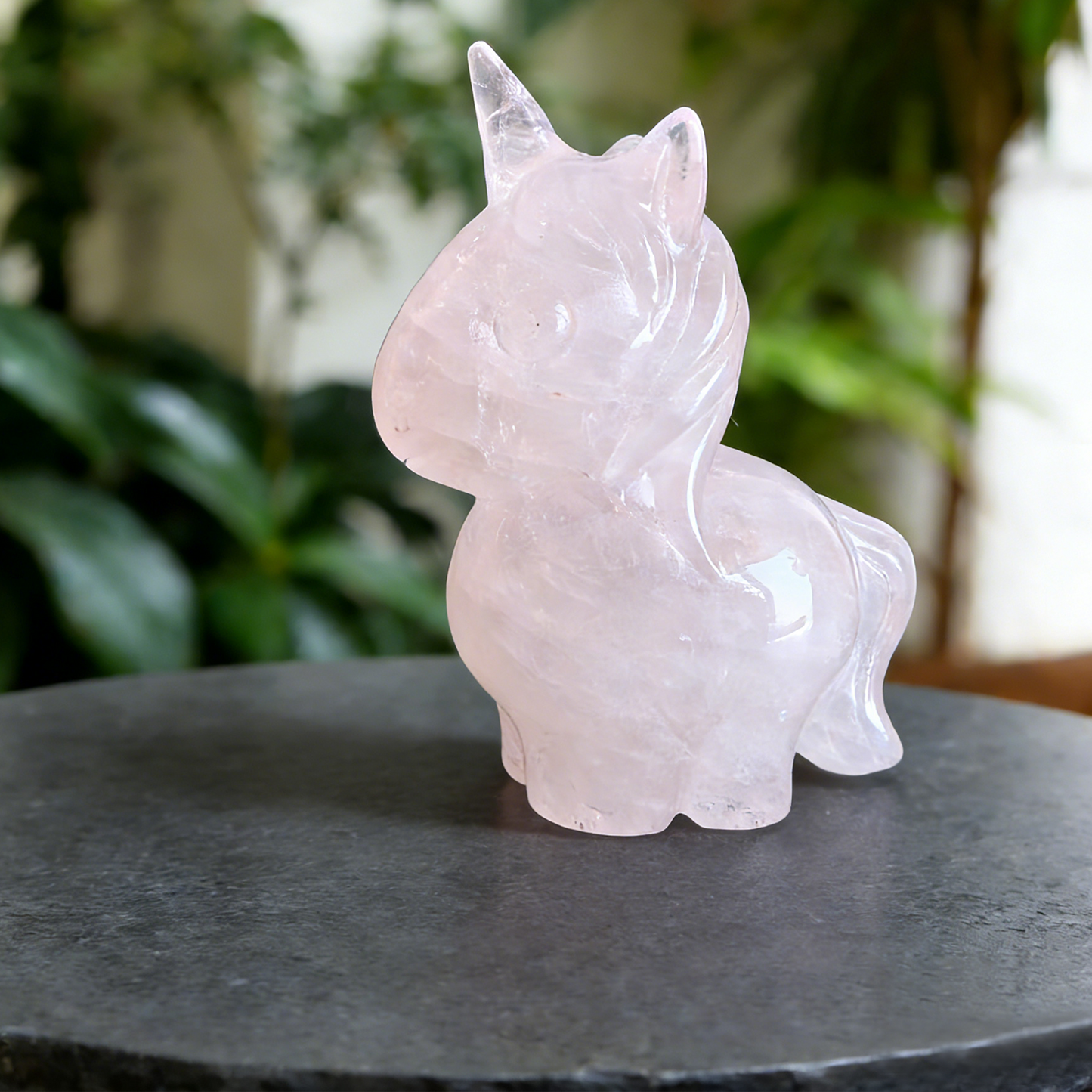 Rosenquarz-Chibi-Einhorn-Skulptur – Handgeschnitzter Naturstein