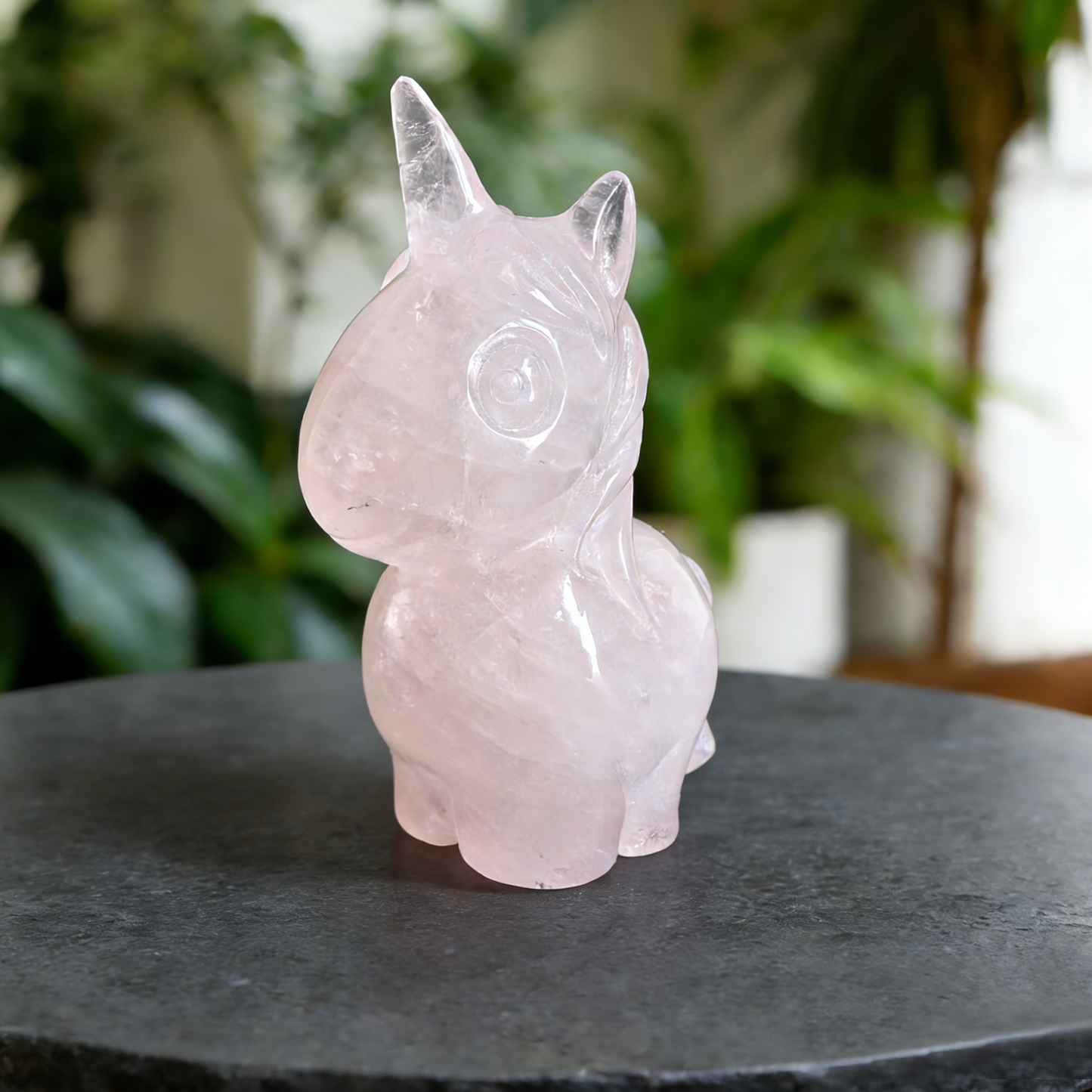 Rosenquarz-Chibi-Einhorn-Skulptur – Handgeschnitzter Naturstein