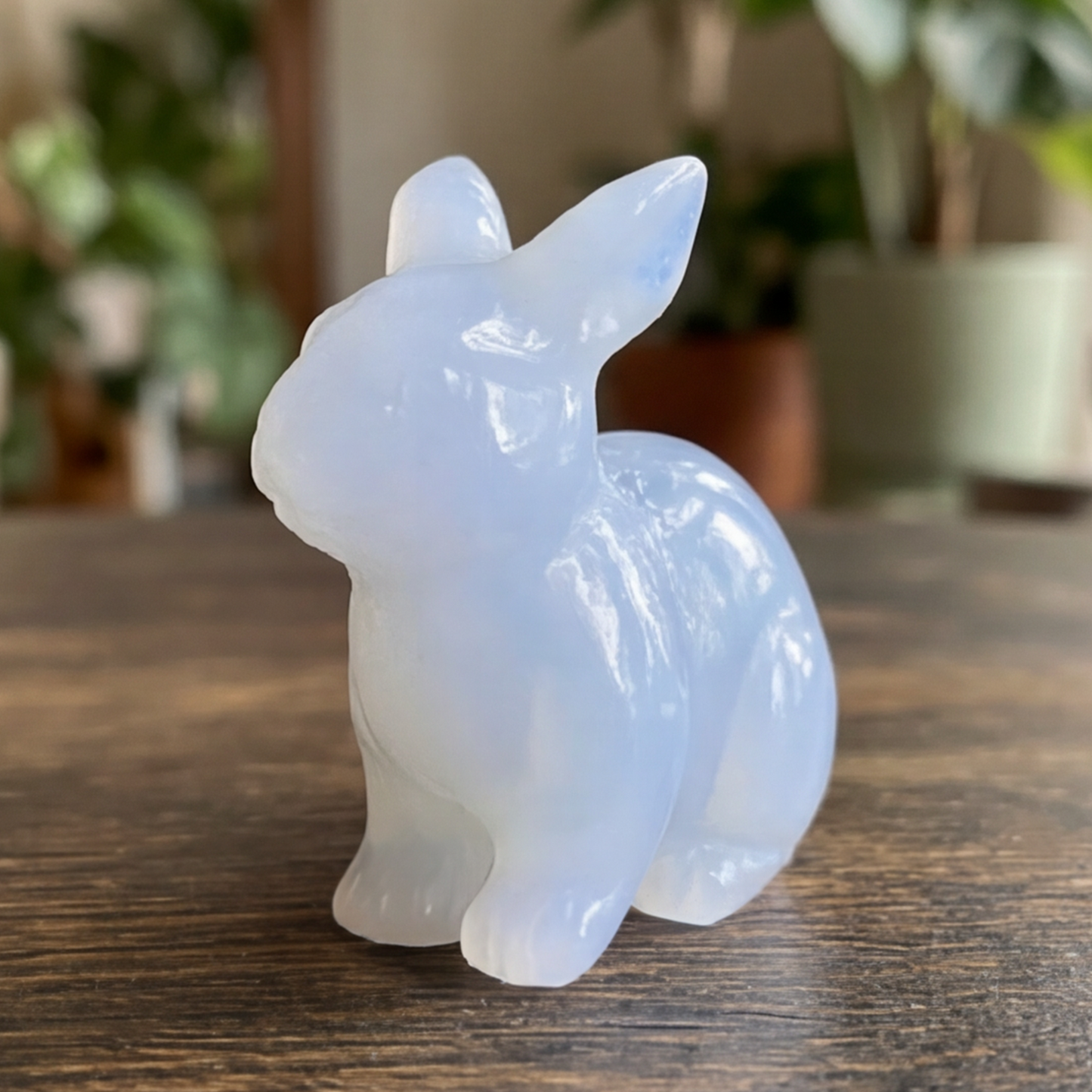 Lapin de Pâques sculpté en calcédoine bleue - Sculpture animale en pierre naturelle
