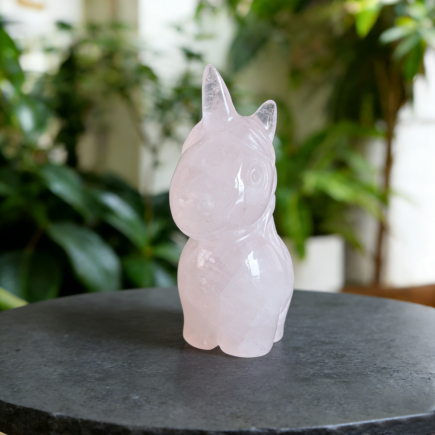 Rosenquarz-Chibi-Einhorn-Skulptur – Handgeschnitzter Naturstein