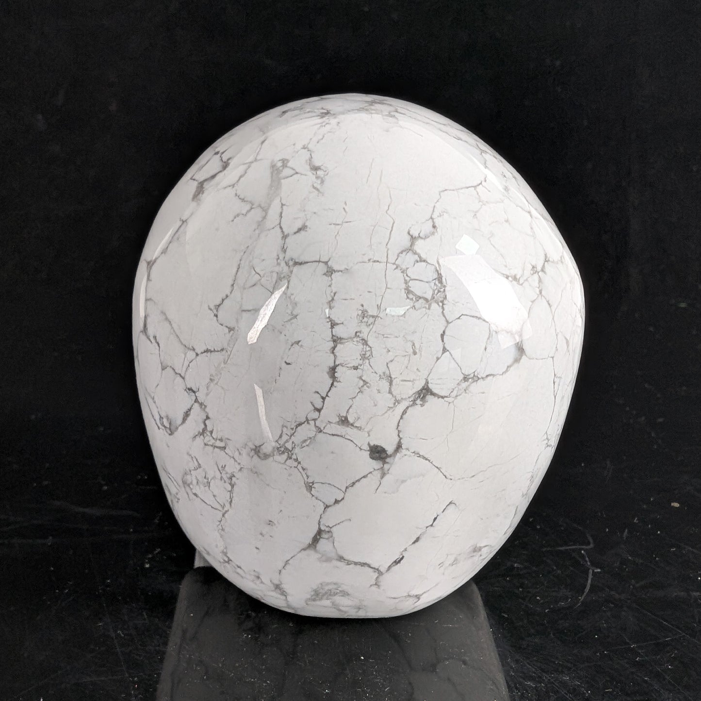 Crâne en cristal de turquoise howlite blanche de 11,4 cm (4,5 pouces) – Pierre naturelle sculptée à la main