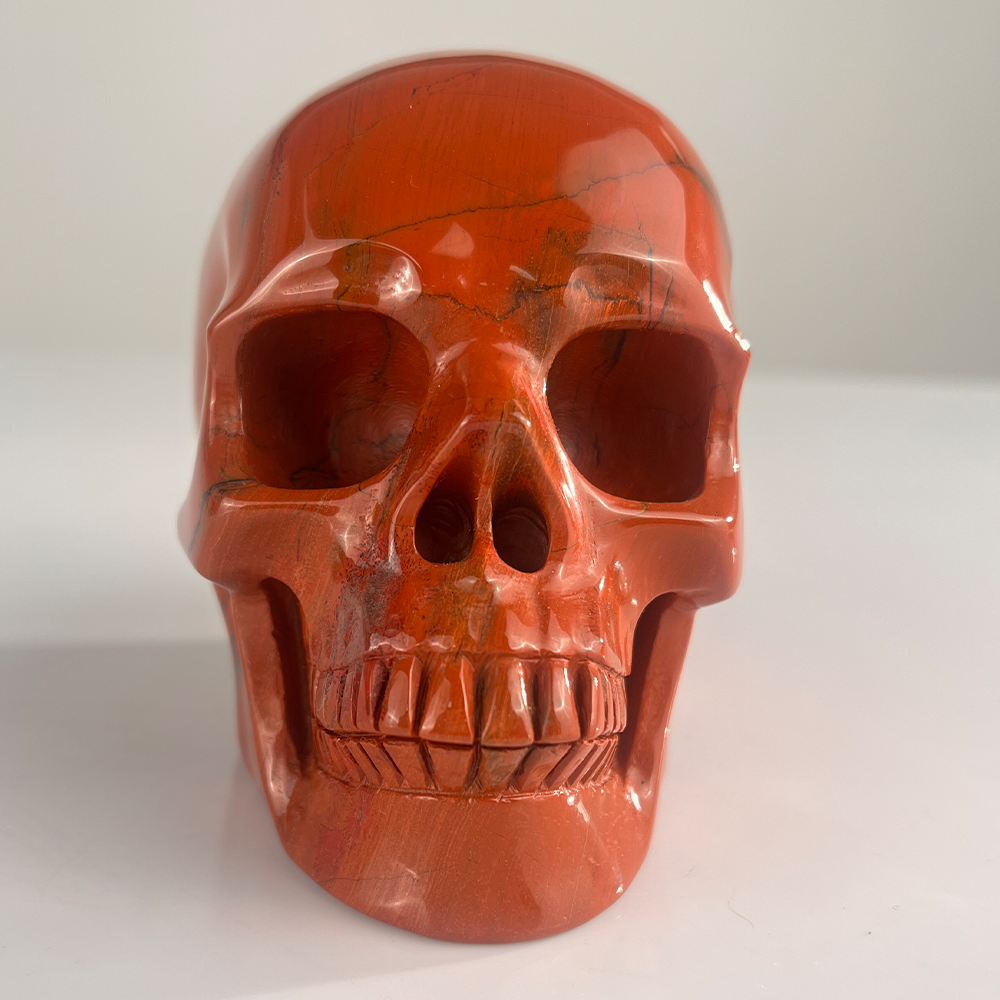 4,5 Zoll großer Totenkopf aus rotem Jaspis – handgeschnitzter Naturstein