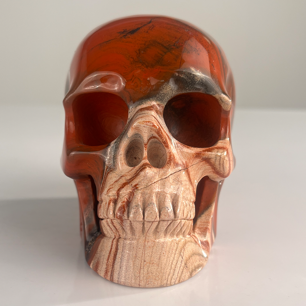 4,5 Zoll großer Totenkopf aus rotem Jaspis – handgeschnitzter Naturstein