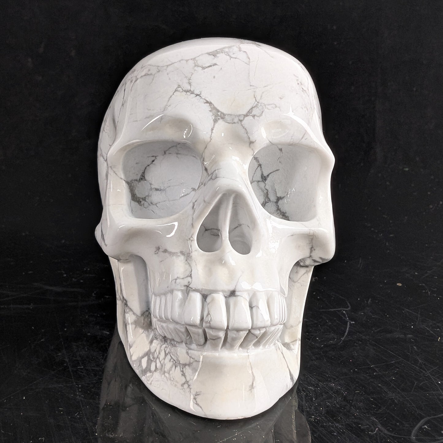 Crâne en cristal de turquoise howlite blanche de 11,4 cm (4,5 pouces) – Pierre naturelle sculptée à la main