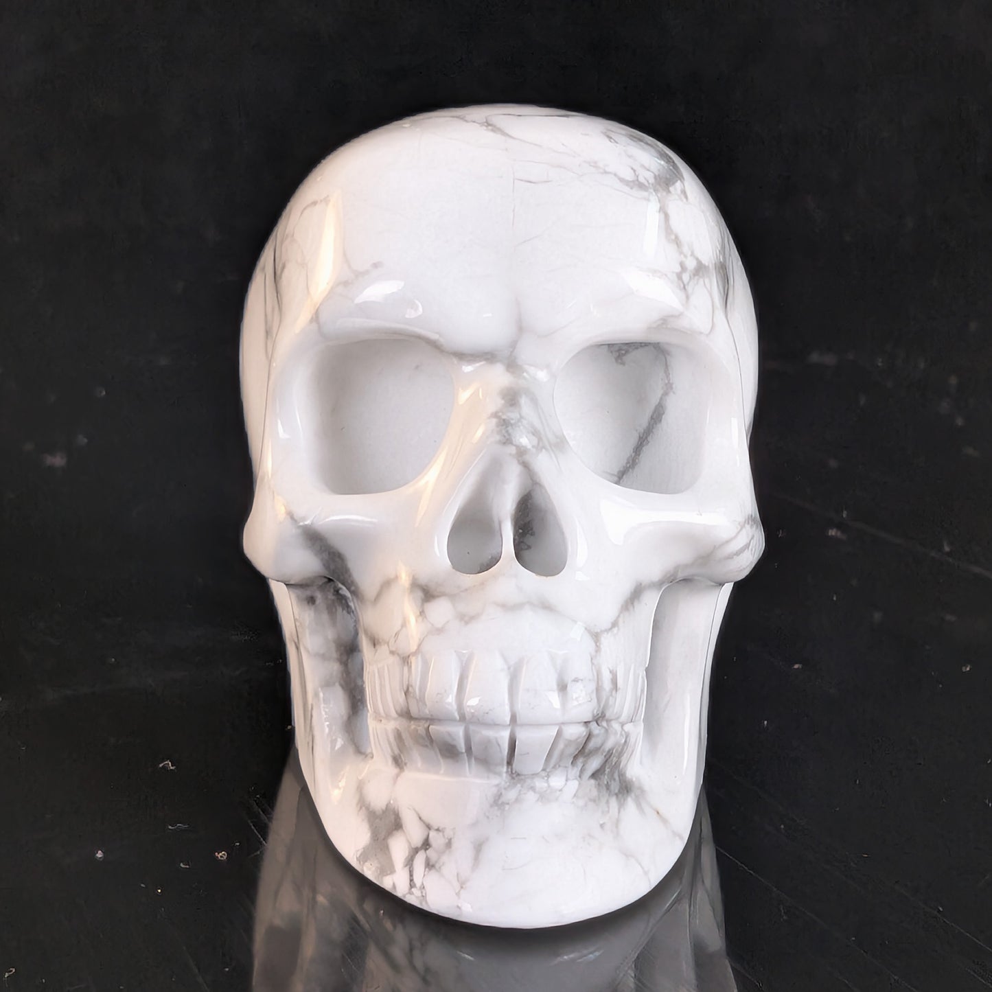 Crâne en cristal de turquoise howlite blanche de 5 cm – Mini crâne en cristal