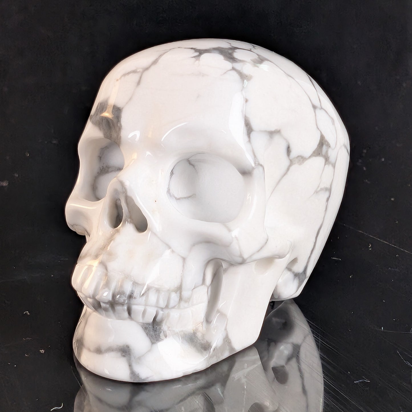 Crâne en cristal de turquoise howlite blanche de 5 cm – Mini crâne en cristal