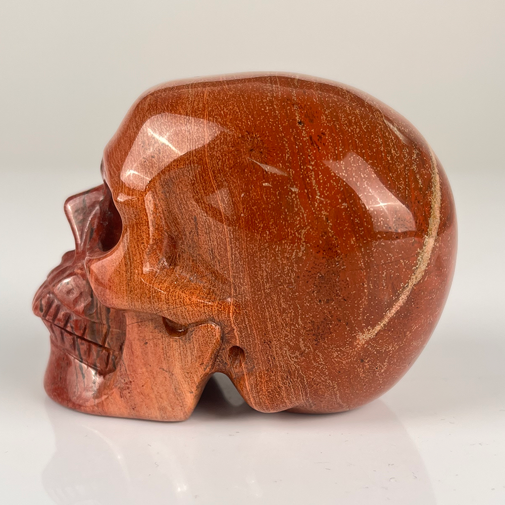 7,6 cm großer Totenkopf aus rotem Jaspiskristall
