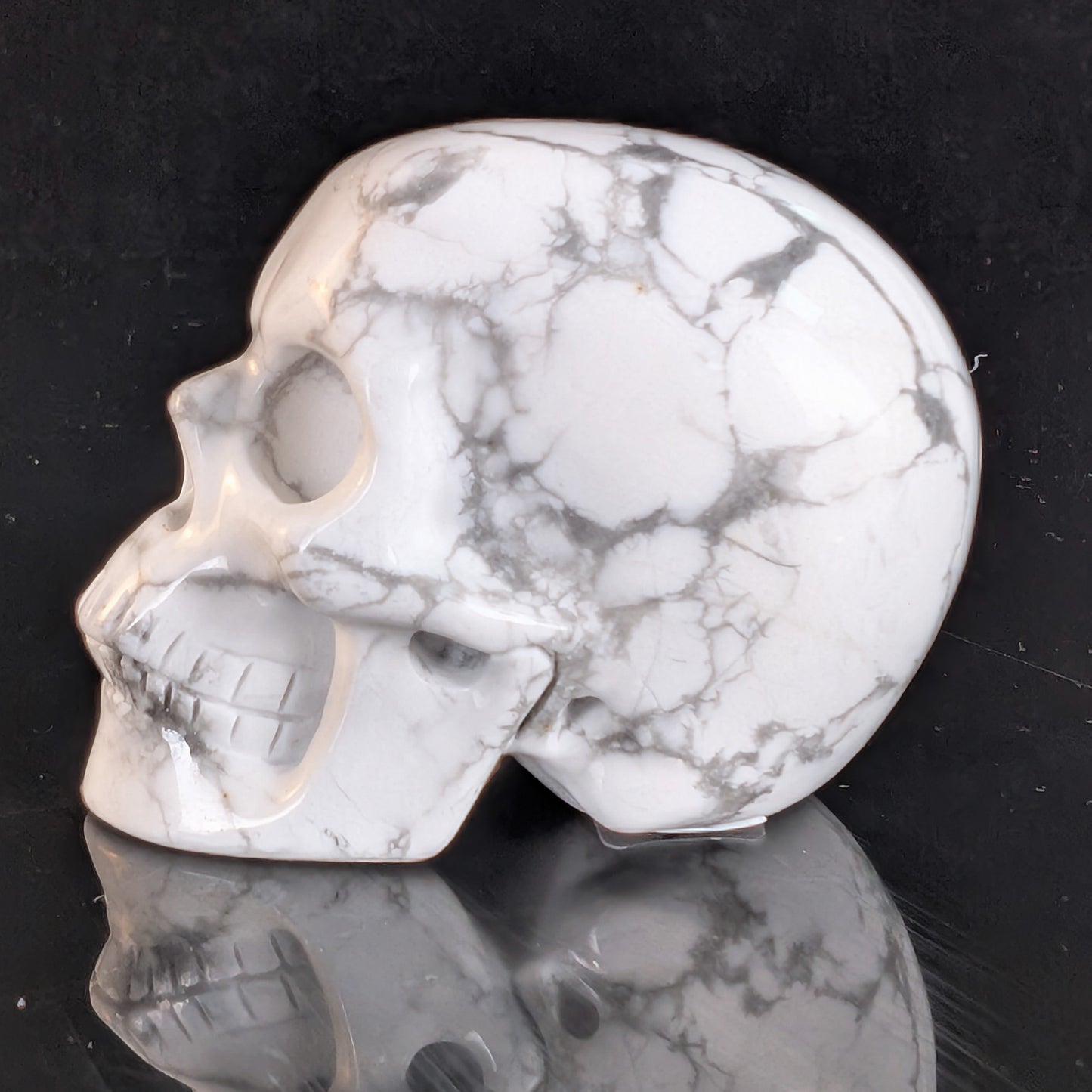 Crâne en cristal de turquoise howlite blanche de 5 cm – Mini crâne en cristal