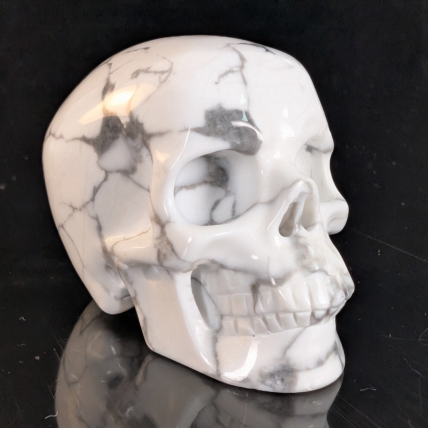 Crâne en cristal de turquoise howlite blanche de 5 cm – Mini crâne en cristal