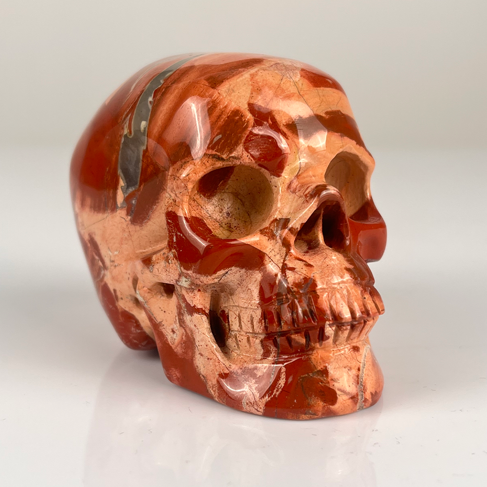 7,6 cm großer Totenkopf aus rotem Jaspiskristall
