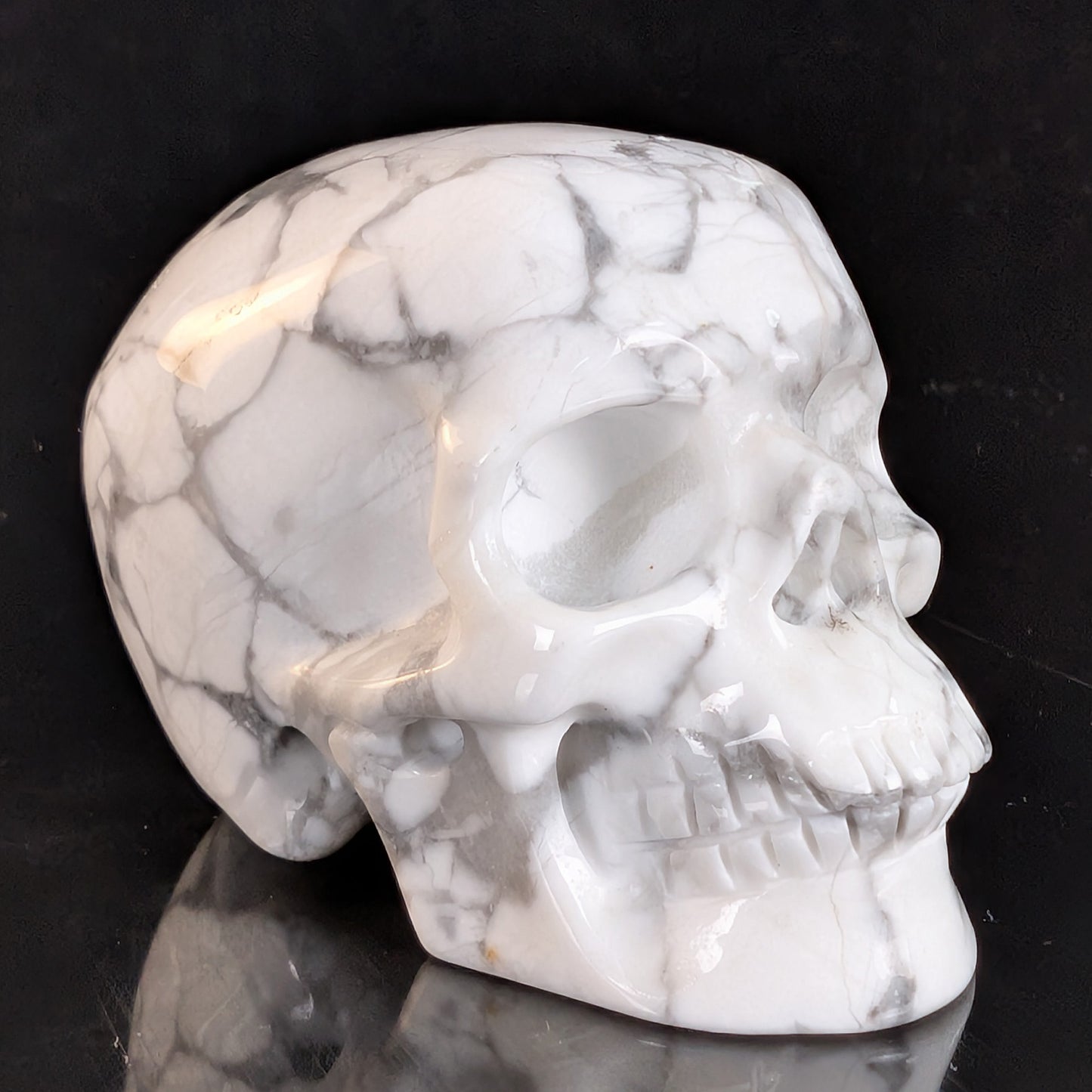 Crâne en cristal de turquoise howlite blanche de 5 cm – Mini crâne en cristal