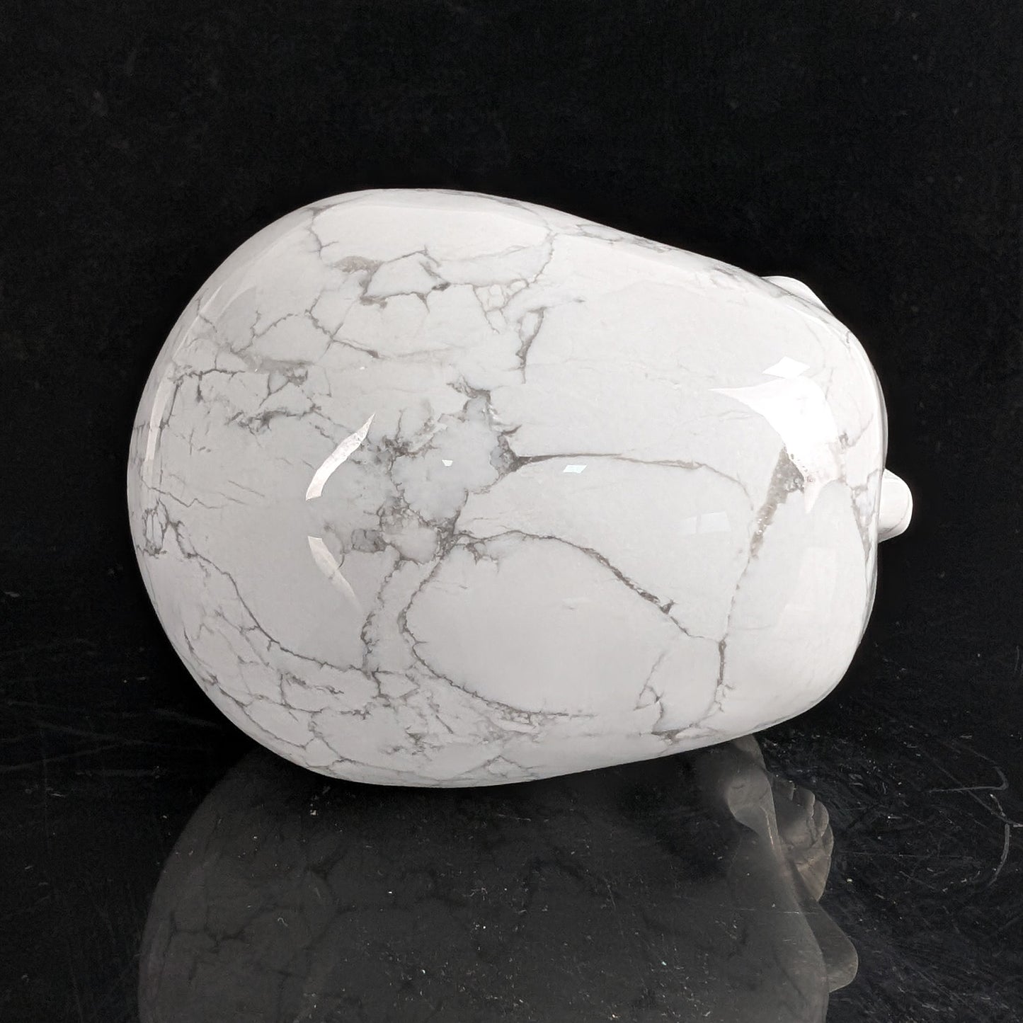 Crâne en cristal de turquoise howlite blanche de 11,4 cm (4,5 pouces) – Pierre naturelle sculptée à la main