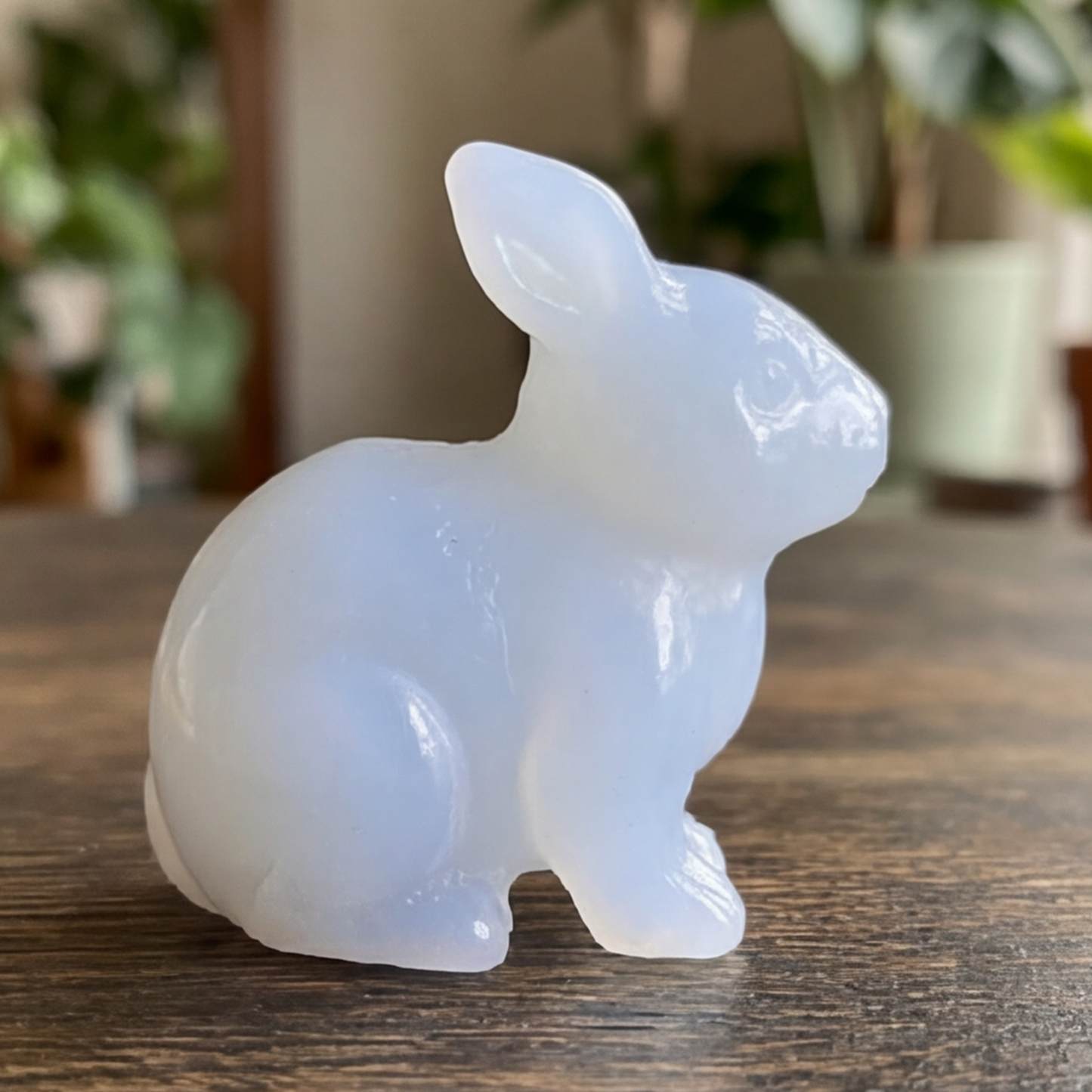 Lapin de Pâques sculpté en calcédoine bleue - Sculpture animale en pierre naturelle