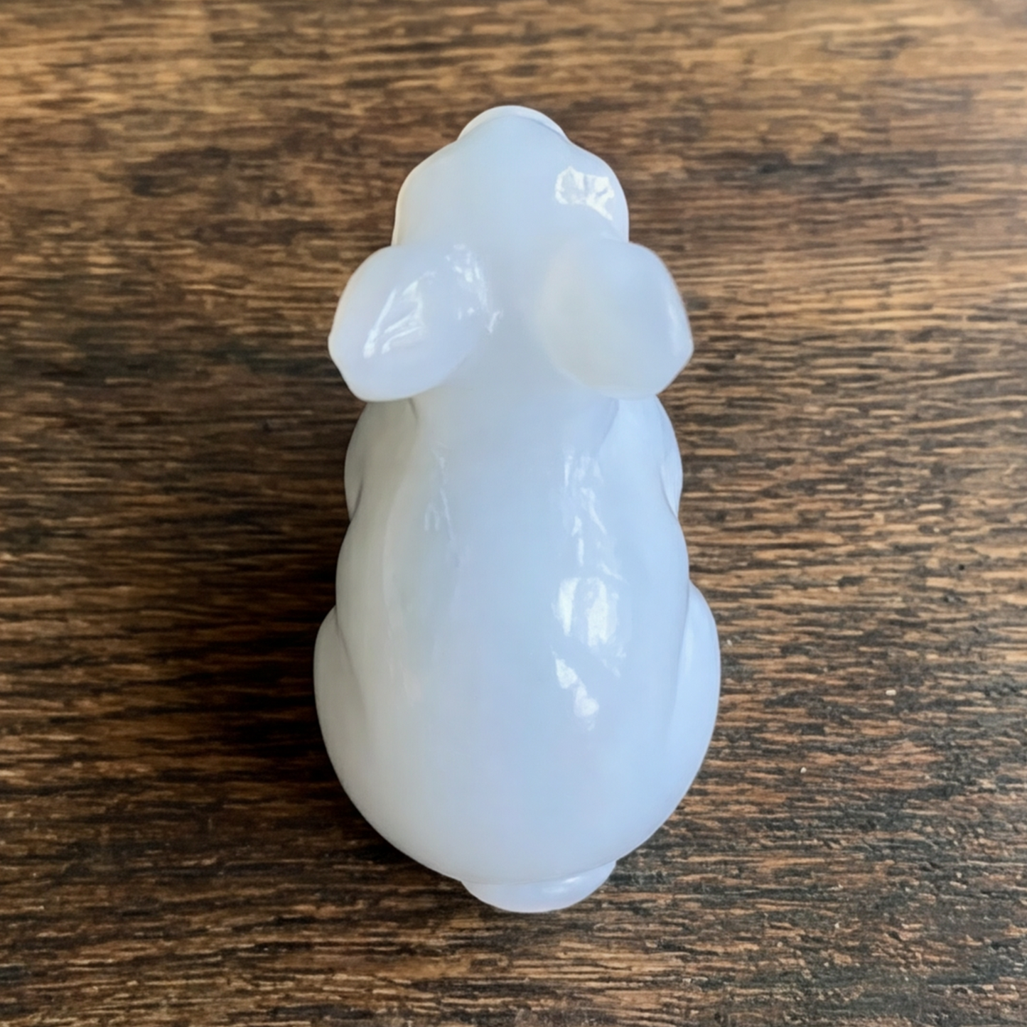 Lapin de Pâques sculpté en calcédoine bleue - Sculpture animale en pierre naturelle