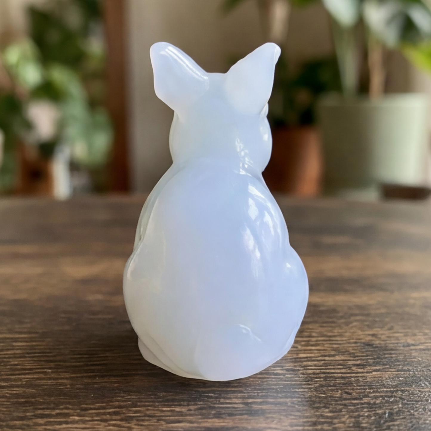 Lapin de Pâques sculpté en calcédoine bleue - Sculpture animale en pierre naturelle
