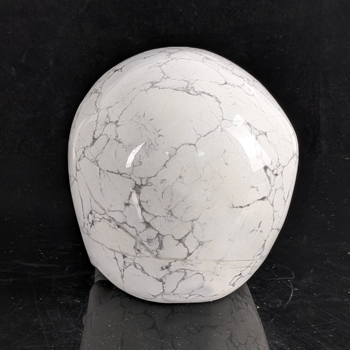 Back view of a 4.5-inch White Howlite human skull carving