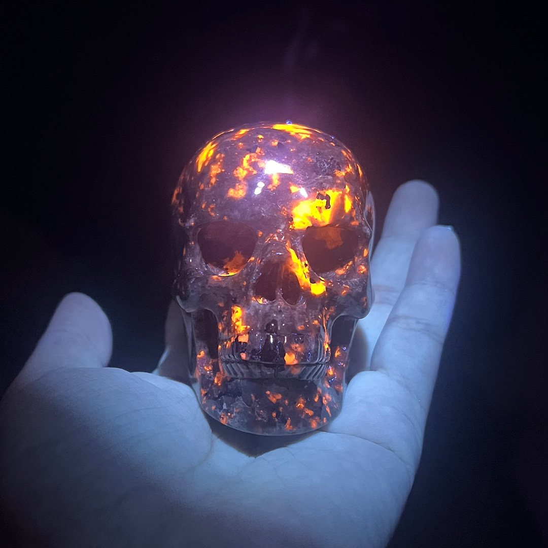 Additional view of a 2-inch Yooperlite human skull carving